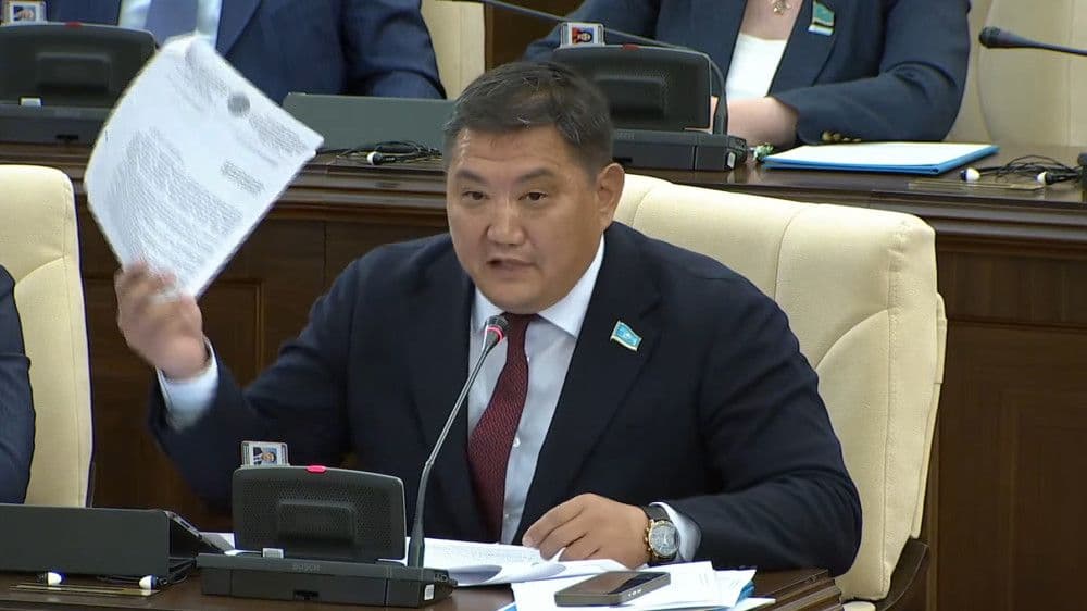 “Мы должны знать“. Депутат Базарбек показал “неприятный“ документ о ЧСИ