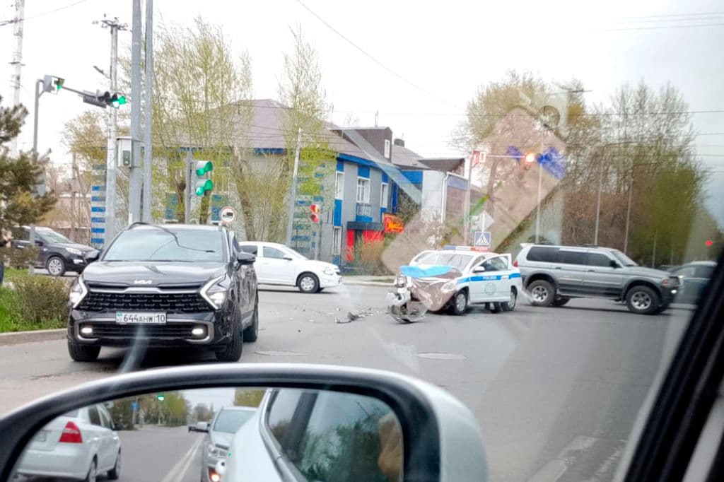 Автомобиль полиции попал в ДТП в Костанае
