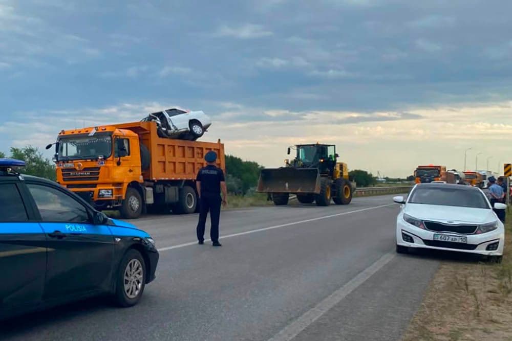 Два человека скончались после лобового столкновения автомобилей на трассе Костанай - Карабутак 
