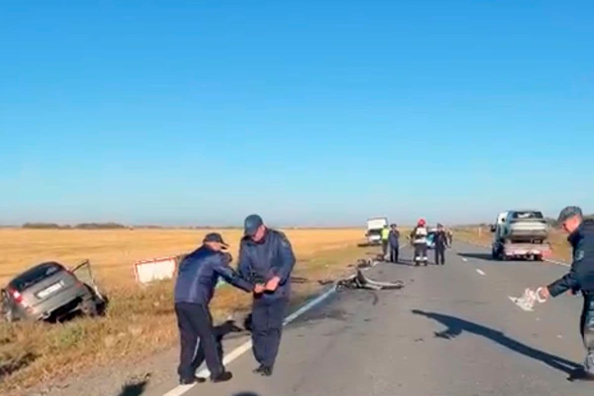 Женщина погибла, двое мужчин получили травмы: автомобили столкнулись на трассе в Костанайской области