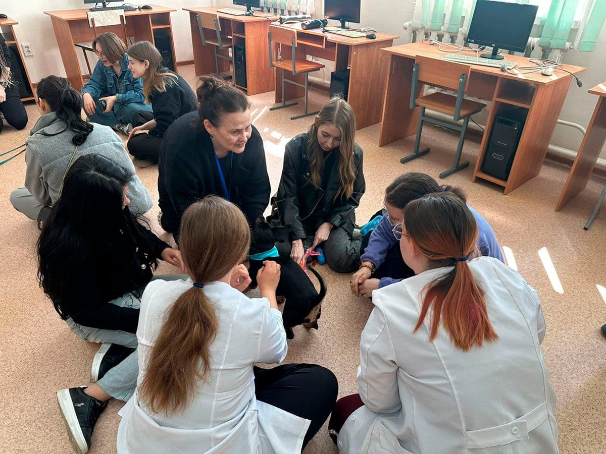 Живое лекарство - Пробный сеанс канистерапии провели преподаватели и студенты в Костанае