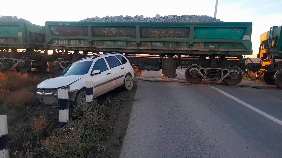 Автомобиль попал под локомотив в Костанайской области