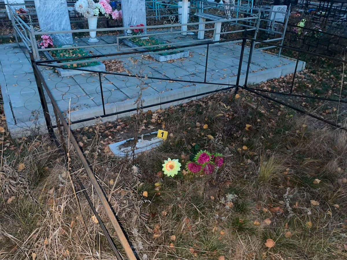 Мраморный памятник украли неизвестные на кладбище в Костанае