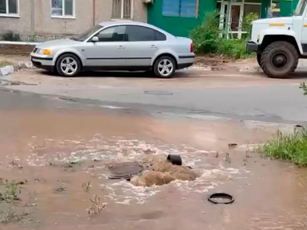 10 многоэтажек остались без холодной воды из-за порыва на сетях в Костанае