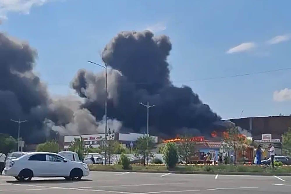 Крупный пожар на мясном складе потушили пожарные спустя несколько часов в Костанае