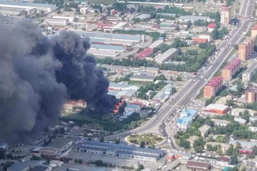 Локализовать крупный пожар на СТО удалось пожарным в Костанае