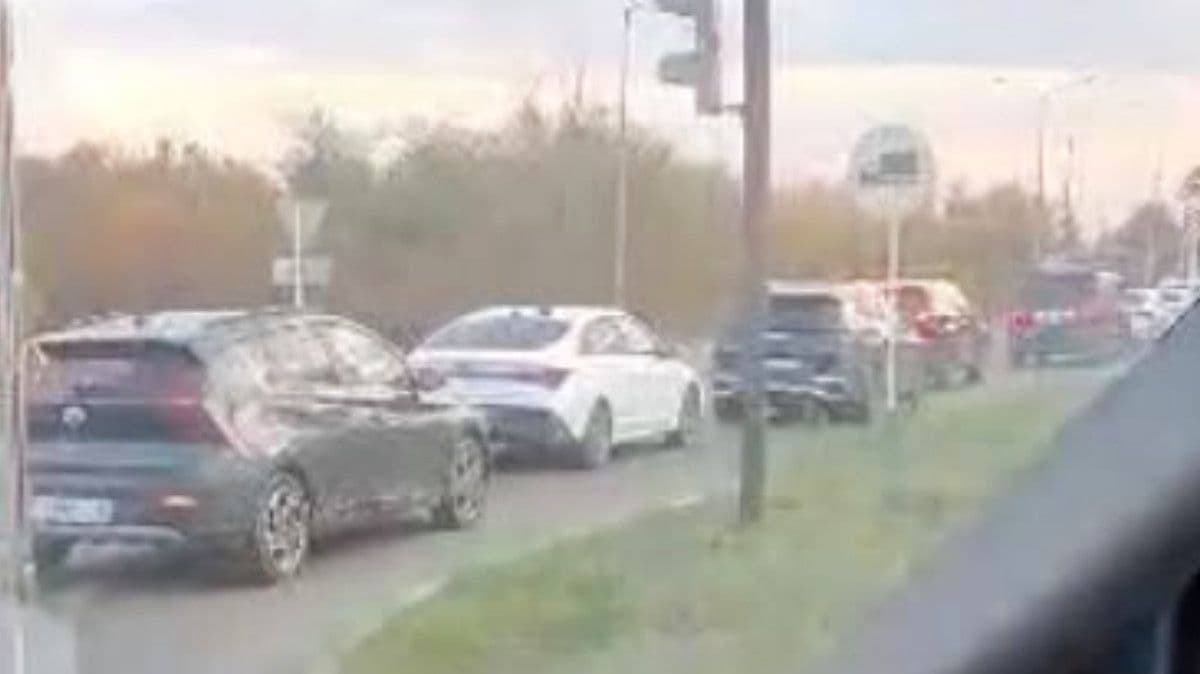 «Из-за поездов постоянные пробки» - На сложности с проездом между микрорайонами Береке и Аэропорт жалуется житель Костаная