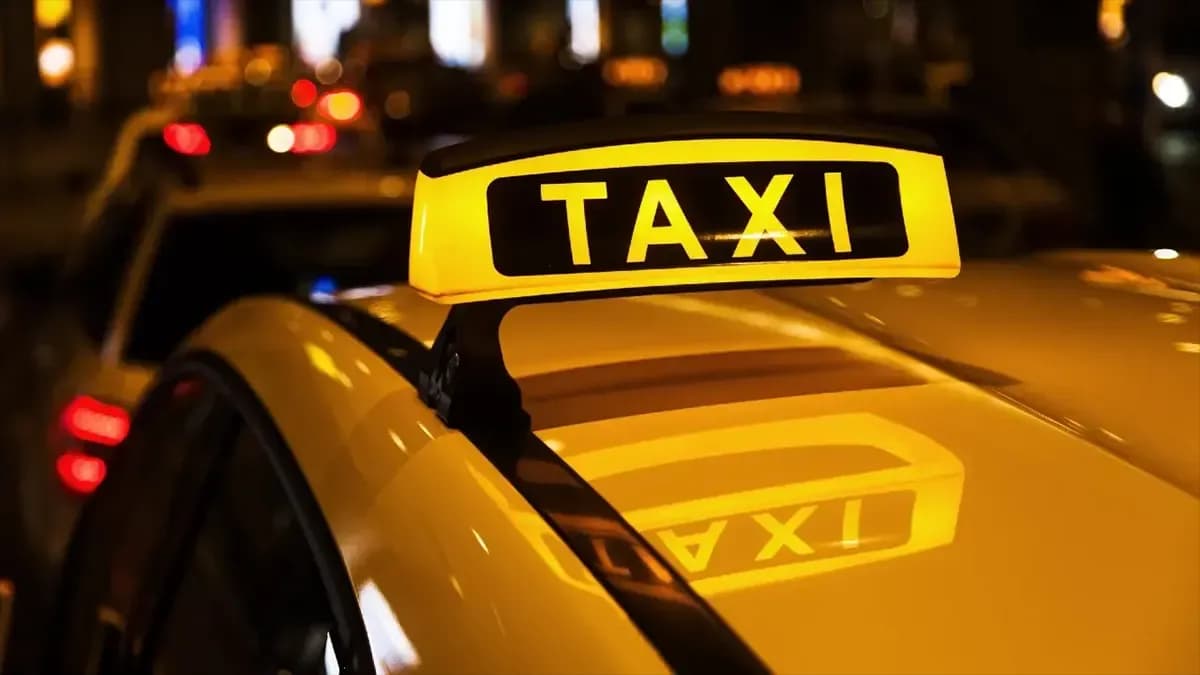 Для такси ввели новое требование, чтобы проще установить перевозчика в случае ДТП
