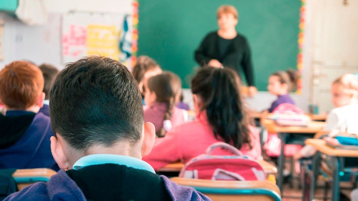 С учителей в Казахстане официально снимут часть ответственности за школьников