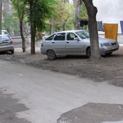 Во дворе сбивали детей
