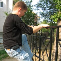 За высоким забором