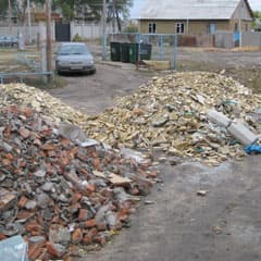 Кто уберет мусор со двора?