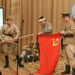 Поют и показывают курсанты