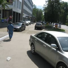 На одной параллели с машиной