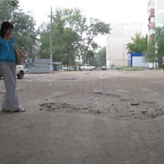 Между тополей через бугор и ямы