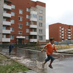 Город поднимает этажи... Для кого?