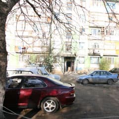 Через бордюры - к подъездам