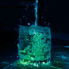Вода из большой бутылки