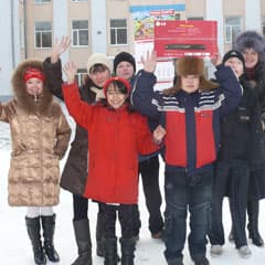 Взрослым - деревья, детям - подарки