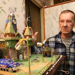 Здания из банок, бутылок и клея