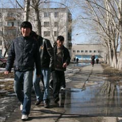 Руки - в гору, ноги - шире, быстро - на пол...