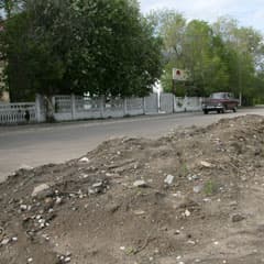Мусор оставили на обочине