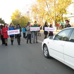 Дети перекрыли трассу