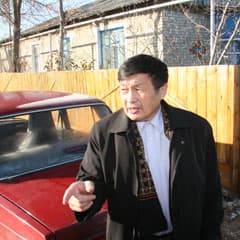 Плыл над поселком сверкающий шар с лучами
