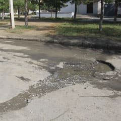 Яма возле театра драмы