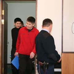 Под прикрытием погон