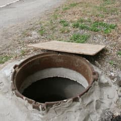 Украли и крышку, и плиту