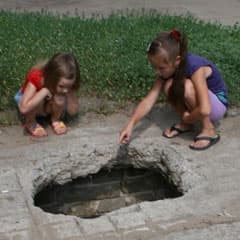 Опять ловушка возле школы