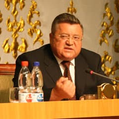 «Дай то,дай другое. А где отдача?»