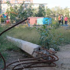 «Живем среди ям и развалин»