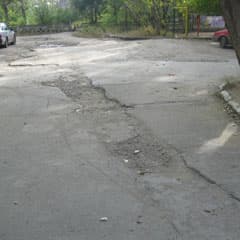Яма на половину двора