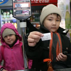 В ранце учебники, тетрадки, пенал и чеки...