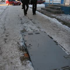 На тротуаре, в людном месте