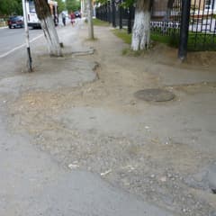 По тротуару ходить невозможно