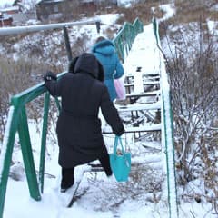 Проходя по мостику через лог