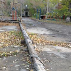 На краю детской площадки
