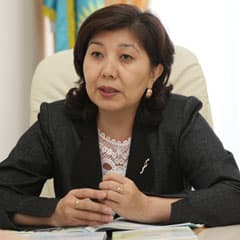 В форме на пятидневку с тремя языками
