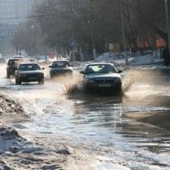 Талая вода, уличные берега
