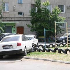 За периметром детских площадок