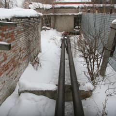Открытая трасса за забором