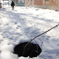 На тротуаре, рядом с загсом