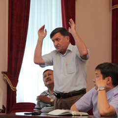 По тем же маршрутам, теми же тропами