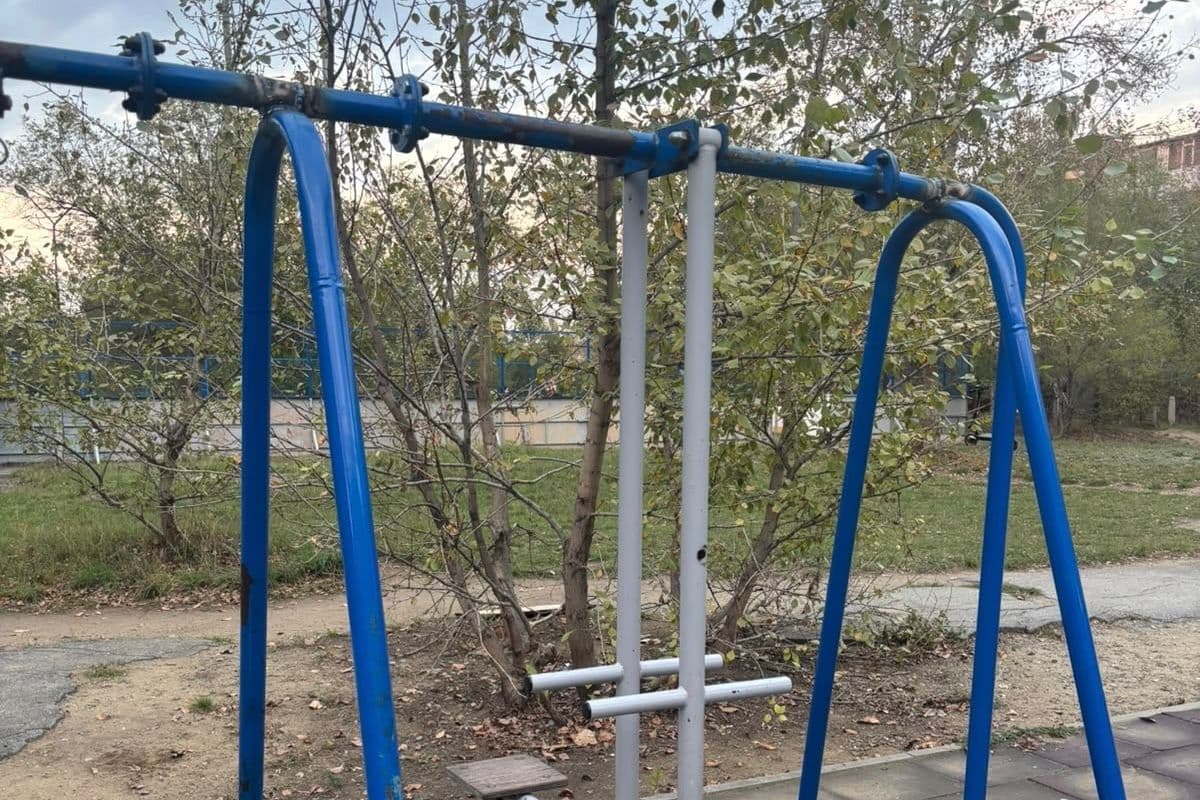 Опасные качели в одном из дворов Костаная починили после жалобы жительницы дома