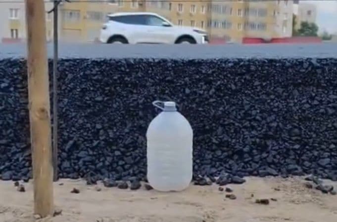 «Это смешно! Не бывает такого асфальта!» - В полуметровую толщину дорожного покрытия не поверил руководитель отдела ЖКХ Костаная