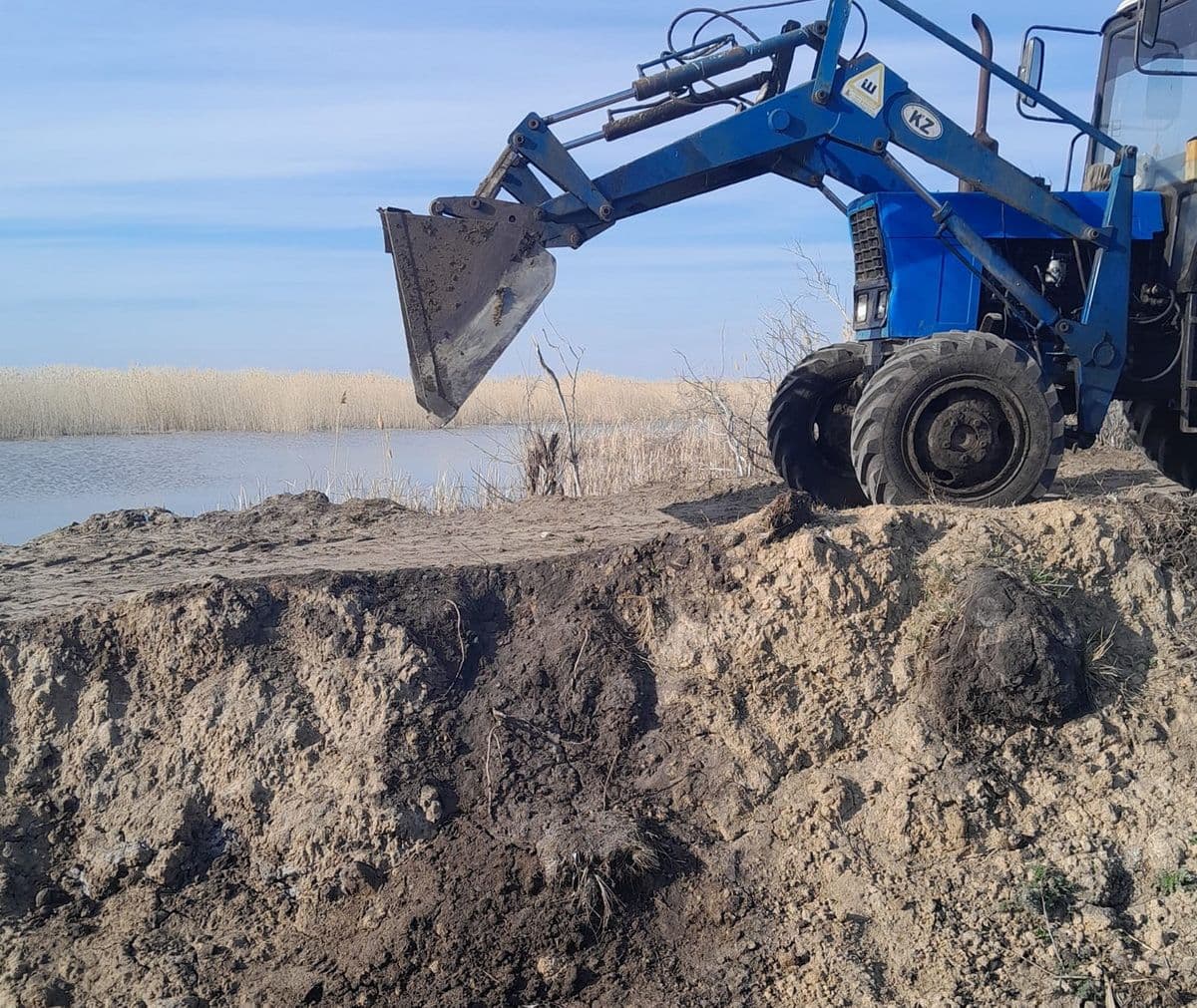 Под лежачий камень вода не течёт. А если паводок? Отремонтировать дамбу просят жители села Аксуат в Костанайской области
