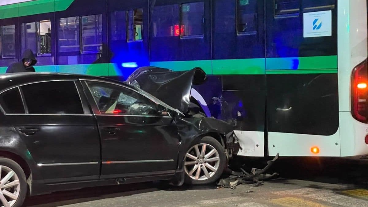 Пять человек госпитализировали после ДТП с автобусом в Костанае